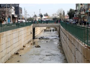 Mersin'de dereye düşen kız çocuğu aranıyor