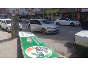 Şiddetli rüzgar reklam tabelasını düşürdü