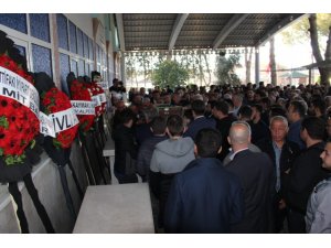 Oğlunun cenaze törenine kelepçeli olarak katıldı