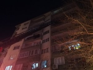Yangında mahsur kalan adamı itfaiye kurtardı