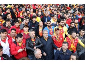 Büyükkılıç, maçı Kapalı Kale Grubu ile birlikte izledi