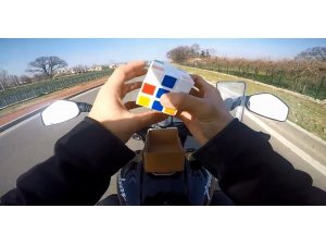Motosiklet üzerinde rubik küp çözdü, oyun oynadı