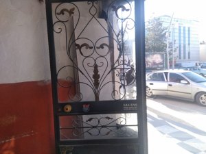 Pasajın camlarını kırdılar