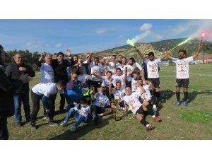 Foça Belediyespor, kupasını aldı