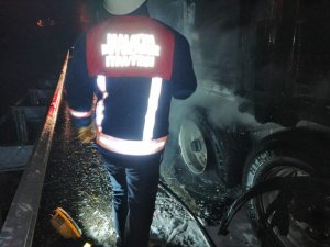 Seyir halindeki tırda yangın