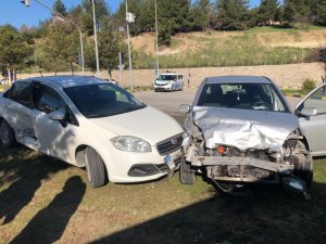 Karabük’te iki otomobil çarpıştı: 2’si çocuk 4 yaralı