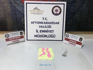 Uyuşturucu ticareti yapan 2 kişi 277 adet ecstasy ile birlikte yakalandı