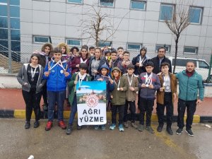 Ağrılı yüzücülerden 64 madalya