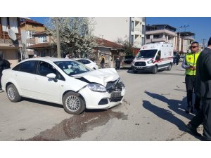 Düzce’de iki otomobilin karıştığı kazada 3 yaralı