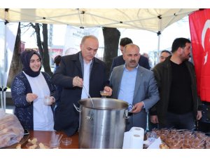 Özlü, kuru ekmek ve hoşaf dağıttı