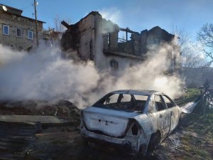 Yangın evi ve  otomobili kül etti