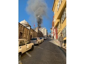 Sultanahmet’te 2 otelin çatı katı yandı