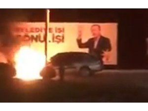 Seyir halindeki arabanın yanma anı kameralara yansıdı