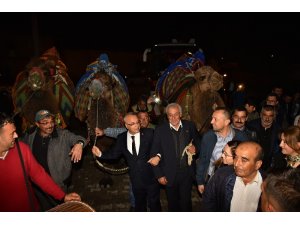 Cumhur İttifakı develer ve mehteranla karşılandı