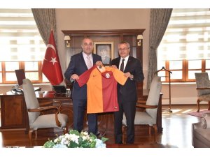 Albayrak’tan Vali Deniz’e Galatasaray forması