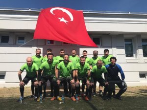 72 yaşında futbolcu performansıyla alkış alıyor