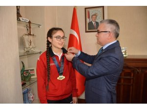 Dünya Şampiyonu Halterciye bir ödül de Vali’den