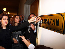 Başbakan Erdoğan'a kelepçe taktılar!!