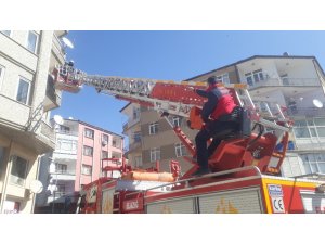 Dumanın sardığı binadaki 5 kişiyi itfaiye kurtardı
