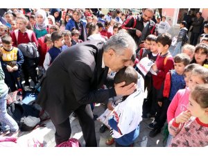 Hatay’da 450 çocuğa Beşiktaş forması giydirildi