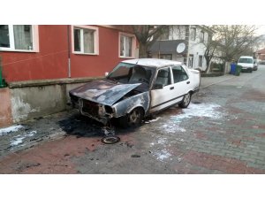 Evinin önünde yanan otomobilinin kundakladığını iddia etti