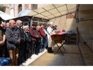 Yolun karşısına geçmeye çalışan lise öğrencisine araba çarptı