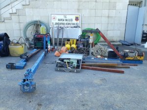 Defineciler kazdıkları çukurda yakalandı
