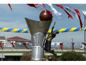 Fenerbahçe’nin Euroleague kupasının anıtı açıldı