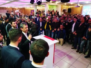 Hüseyin Avni Sipahi 18 Mart zaferini Demokrat Partiye katılan gençlerle kutladı
