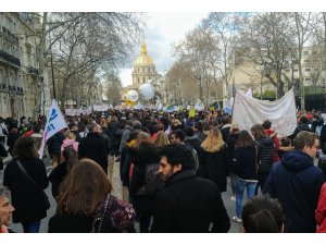 Fransa’da öğretmenler eğitim yasa tasarılarını protesto etti