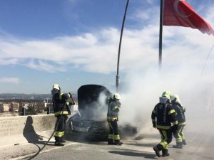 Seyir halindeki otomobil alev aldı