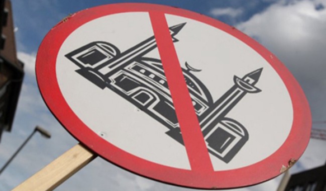 Londra'da imama aşağılık saldırı!