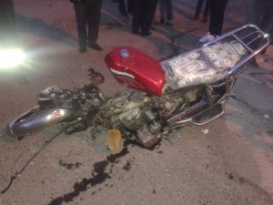 Motosiklet ikiye bölündü: 2 yaralı