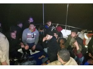 Düzensiz göçmenler Sahil Güvenlik helikopterine yakalandı