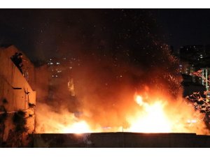 Şişli’de alevler içinde kalan hurda deposu korkuya neden oldu