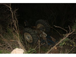 Devrilen traktörün altında kalarak öldü