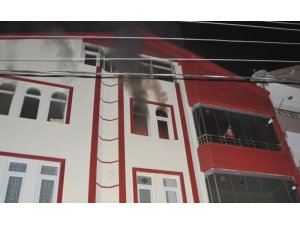 Ocakta unutulan düdüklü tencere patlayarak alev aldı: 2 yaralı