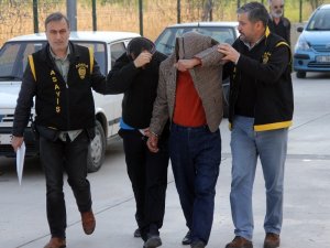 Eşinin sevgilisini taşla öldürdü