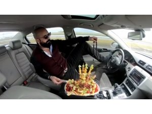 Trafikte meyve yerken ayağıyla direksiyonu kullanan sürücüye 5 ay hapis