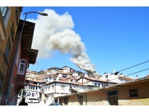 İki katlı evde çıkan yangın, üst katı ve çatı kısmını küle çevirdi