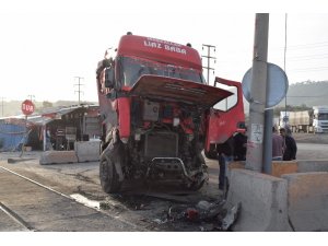 Defalarca kazanın yaşandığı yerde bir kaza daha: Yük treni, tıra çarptı
