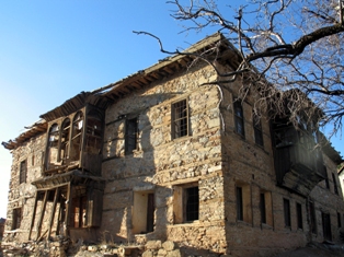 Hadim'de tarihi konak kaderine terk edildi