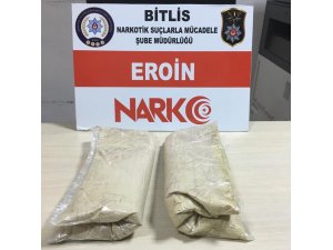 Şüphe üzerine durdurulan araç 2 kilo 260 gram eroin ele geçirildi