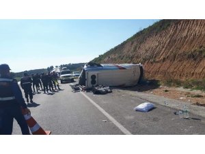 Adana’da seçim midibüsü devrildi: 15 yaralı