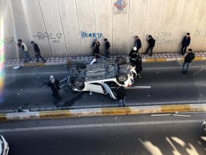 Otoyolda sıkıştırılan otomobil köprüden uçtu: 5 yaralı