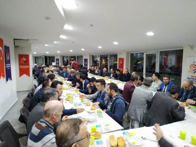 Özselek'ten meslektaşlarına yemek