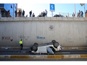 GÜNCELLEME - Otomobil köprüden düştü