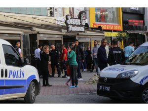 Adana'da seyir halindeki otomobil alev aldı