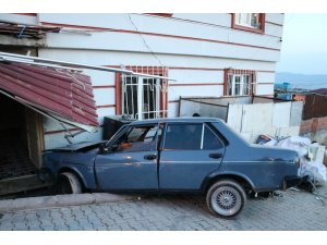 Kontrolden çıkan otomobil evin bahçesine girdi