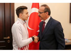 Vali şampiyon sporcuyu ödüllendirdi